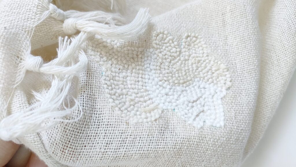 パンチニードルダイソーカーテンを布に代用