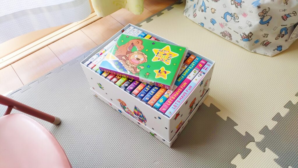 ミライコイングリッシュ体験レビュー2歳テレビ前に置いたBOX