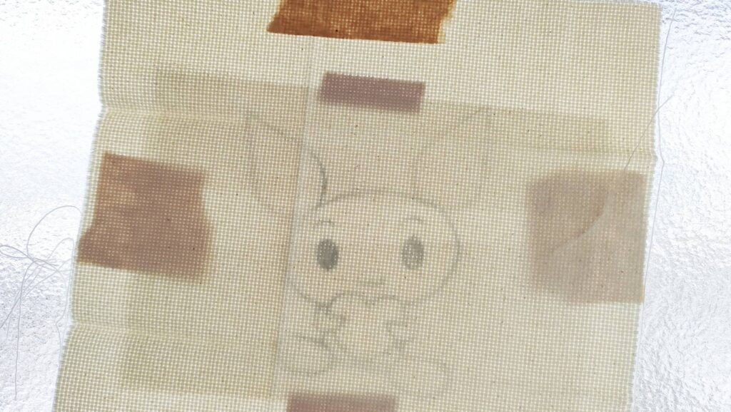 パンチニードル写したトレーシングペーパーを窓に貼る