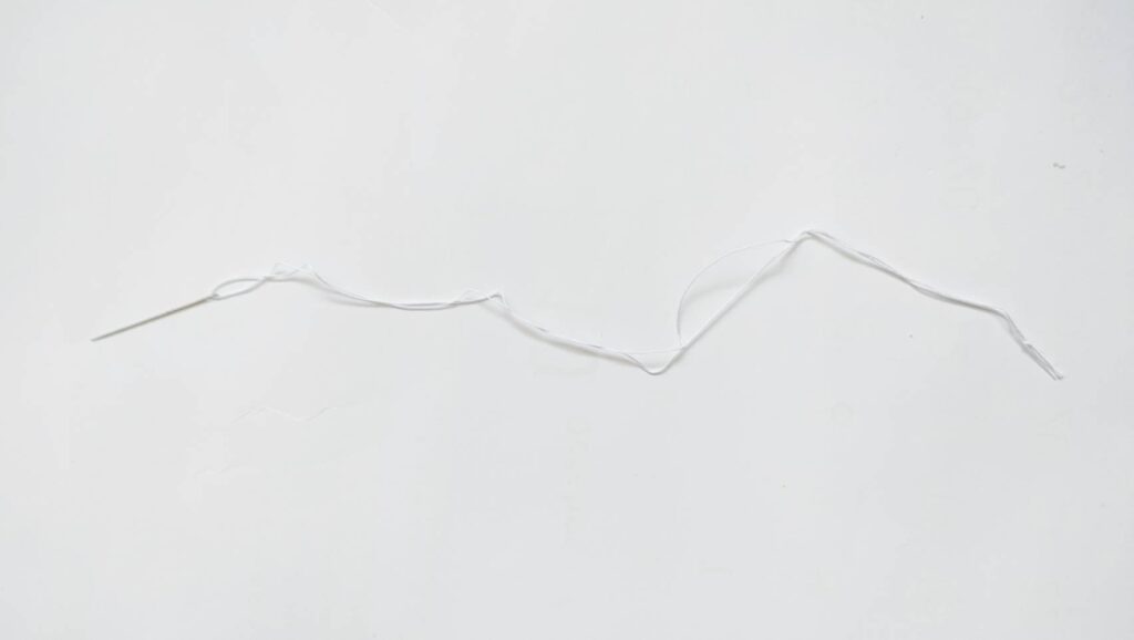 パンチニードル縫い針で糸通し